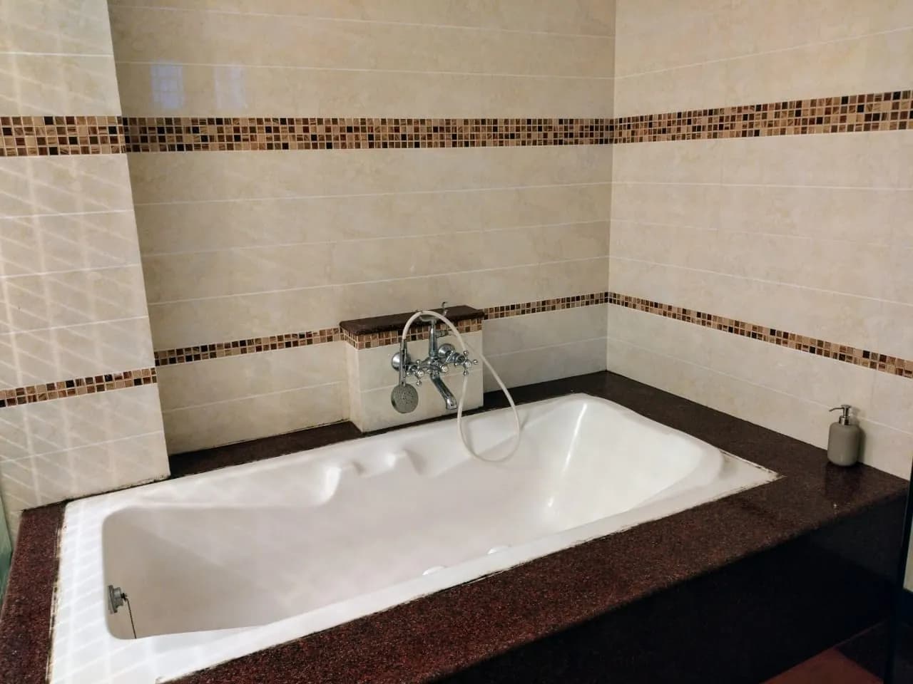 Bathtub and tiled surround